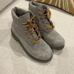 Timberland Kid’s Gray Boots with Yellow Laces size 3 EUC